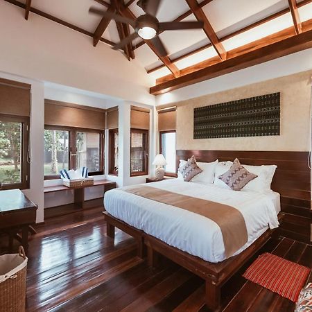 Alon Cloud9 Beach Front Catangnan Екстер'єр фото